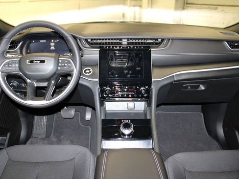 New 2025 Jeep Grand Cherokee Laredo w/ Luxury Tech Group I image 9