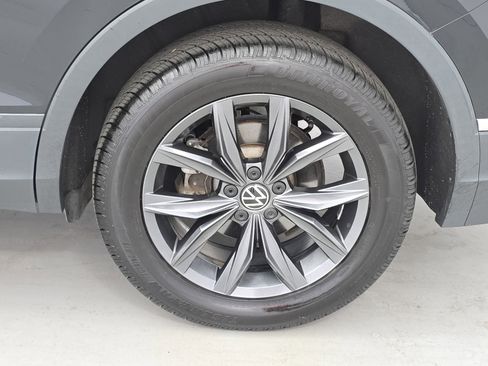 Used 2022 Volkswagen Tiguan SE w/ Panoramic Sunroof Package image 34