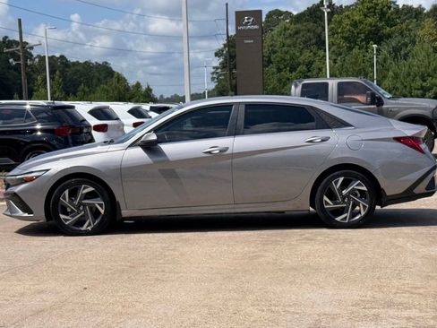Certified 2025 Hyundai Elantra Limited FWD image 14