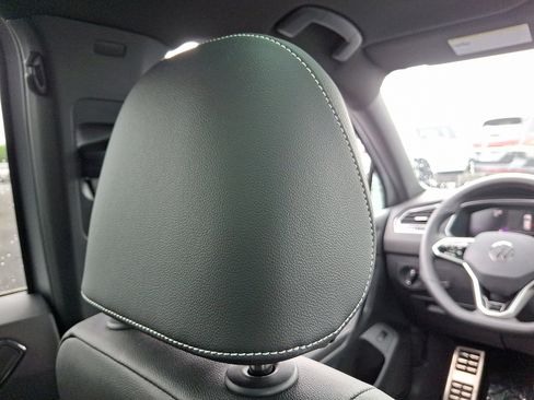 Used 2024 Volkswagen Tiguan SE R-Line image 9