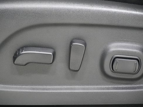 Used 2017 Nissan Titan SV image 14