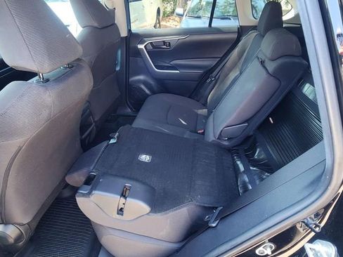 Used 2021 Toyota RAV4 LE AWD/4WD image 8
