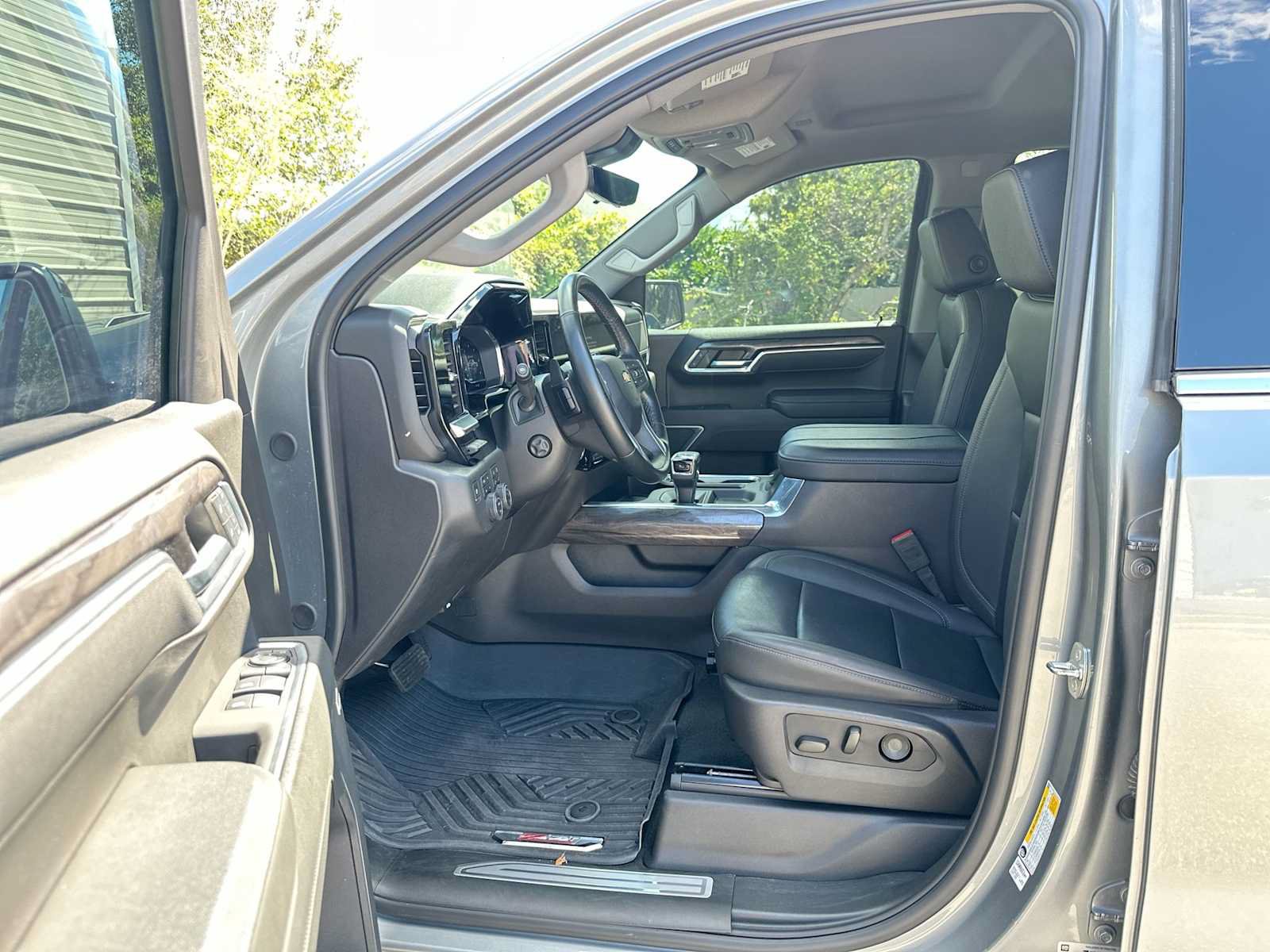 Certified 2024 Chevrolet Silverado 1500 LTZ AWD/4WD image 2