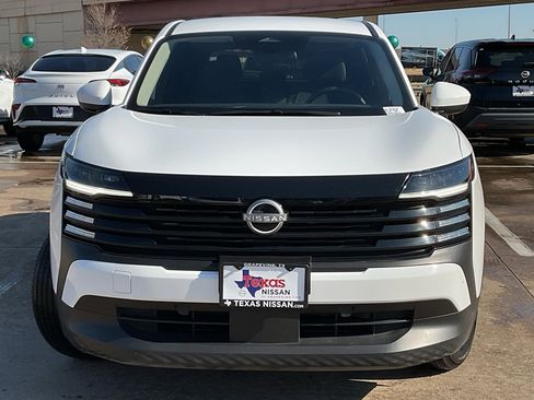 Used 2025 Nissan Kicks SV image 3