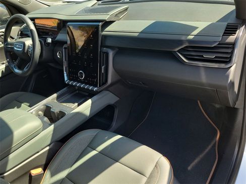 Used 2025 GMC Acadia AT4 image 28