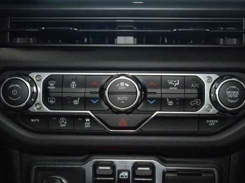 Used 2025 Jeep Wrangler Rubicon w/ XTREMEE 35" Tire Package image 30