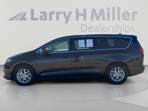 Used 2022 Chrysler Voyager LX FWD image 3