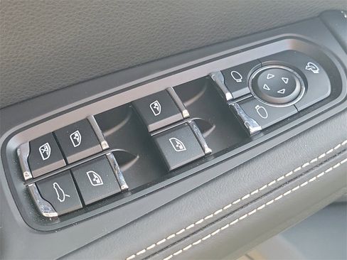 Used 2025 Porsche Macan image 25