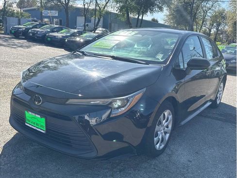 Used 2023 Toyota Corolla LE image 3