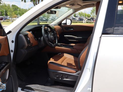Used 2025 Nissan Pathfinder Platinum FWD image 25