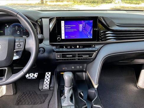 Used 2025 Toyota Camry SE image 9