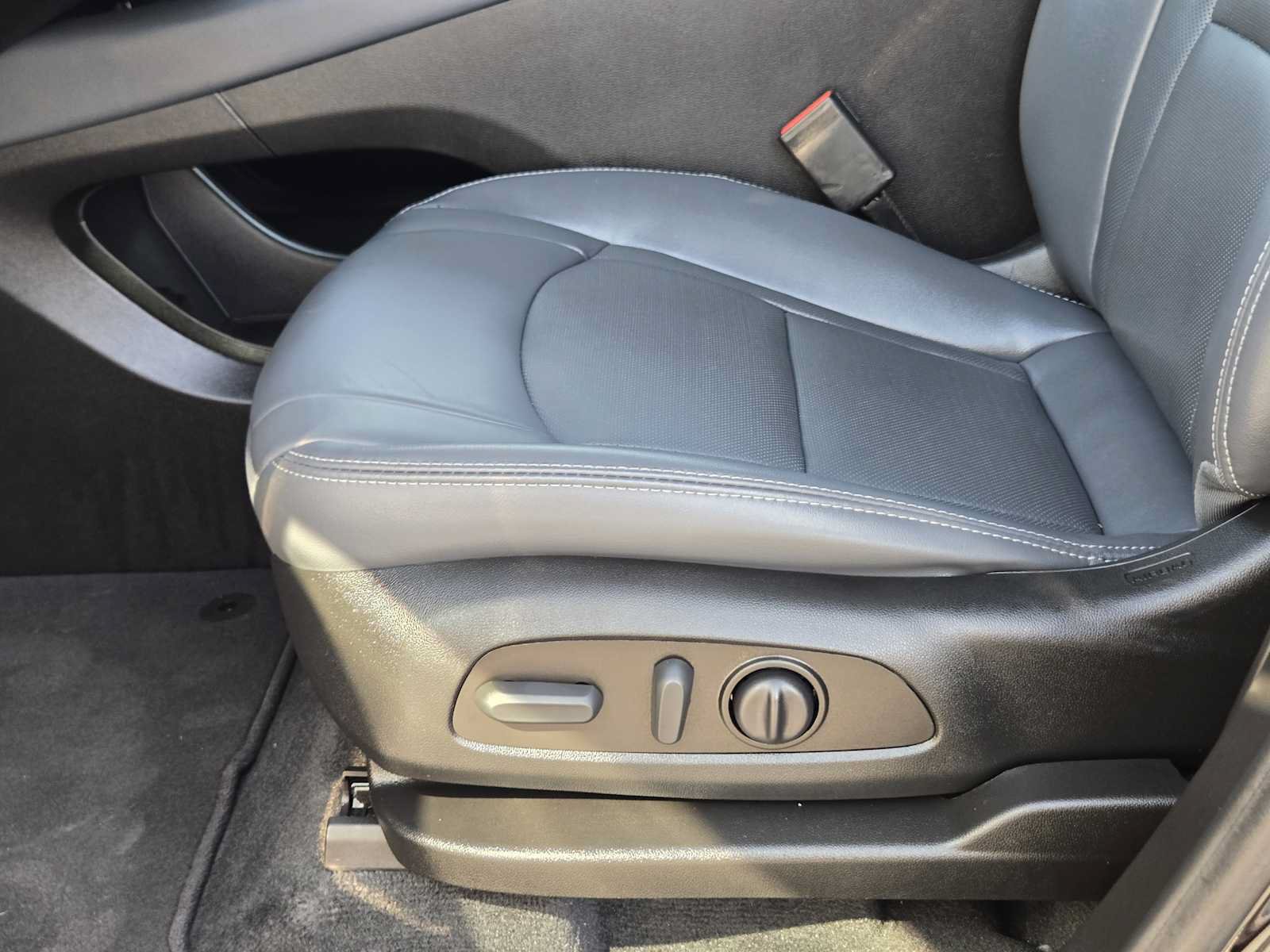 Used 2023 Buick Enclave Essence w/ Sport Touring Edition FWD image 23