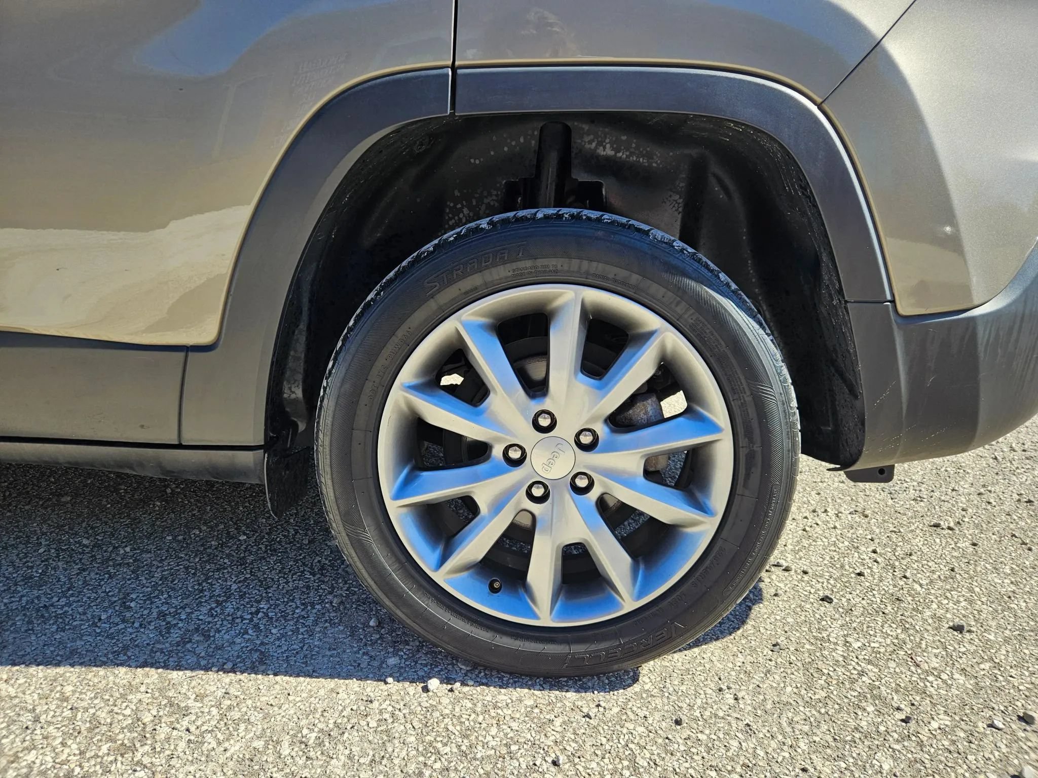 Used 2018 Jeep Cherokee Limited FWD image 12