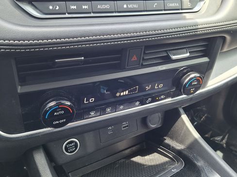 Used 2023 Nissan Rogue SV FWD image 15