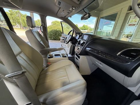 Used 2015 Chrysler Town & Country Touring w/ Driver Convenience Group FWD image 16