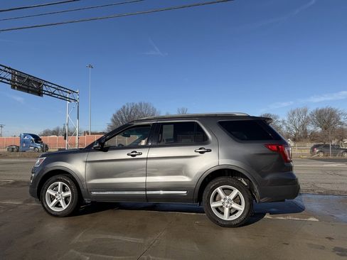 Used 2017 Ford Explorer XLT w/ Equipment Group 202A image 9