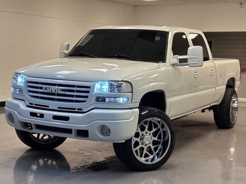 Used 2007 GMC Sierra 2500 W/T w/ Skid Plate Package AWD/4WD image 1