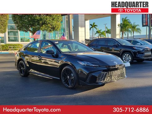 Used 2025 Toyota Camry SE image 1