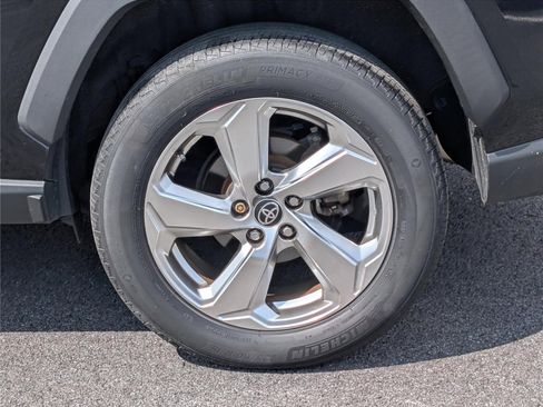 Used 2021 Toyota RAV4 XLE Premium image 10