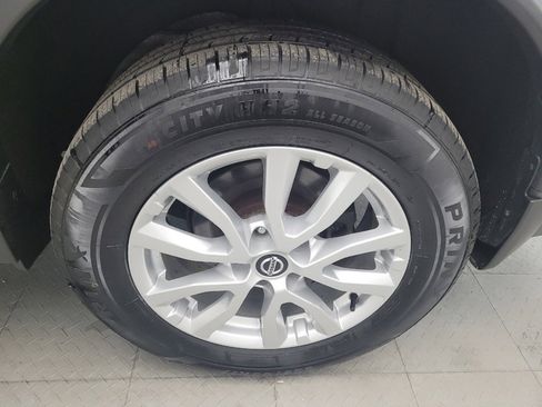 Used 2018 Nissan Rogue SV image 31