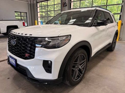 Used 2025 Ford Explorer ST AWD/4WD image 4