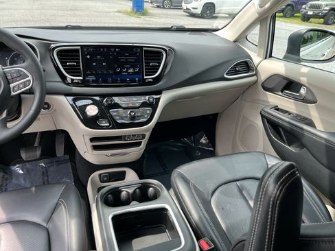 Used 2023 Chrysler Pacifica Touring-L FWD image 22