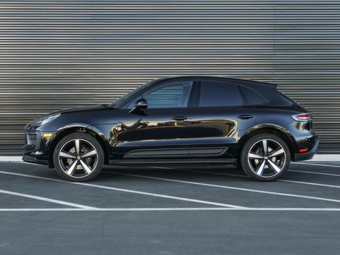 Certified 2023 Porsche Macan AWD/4WD image 2