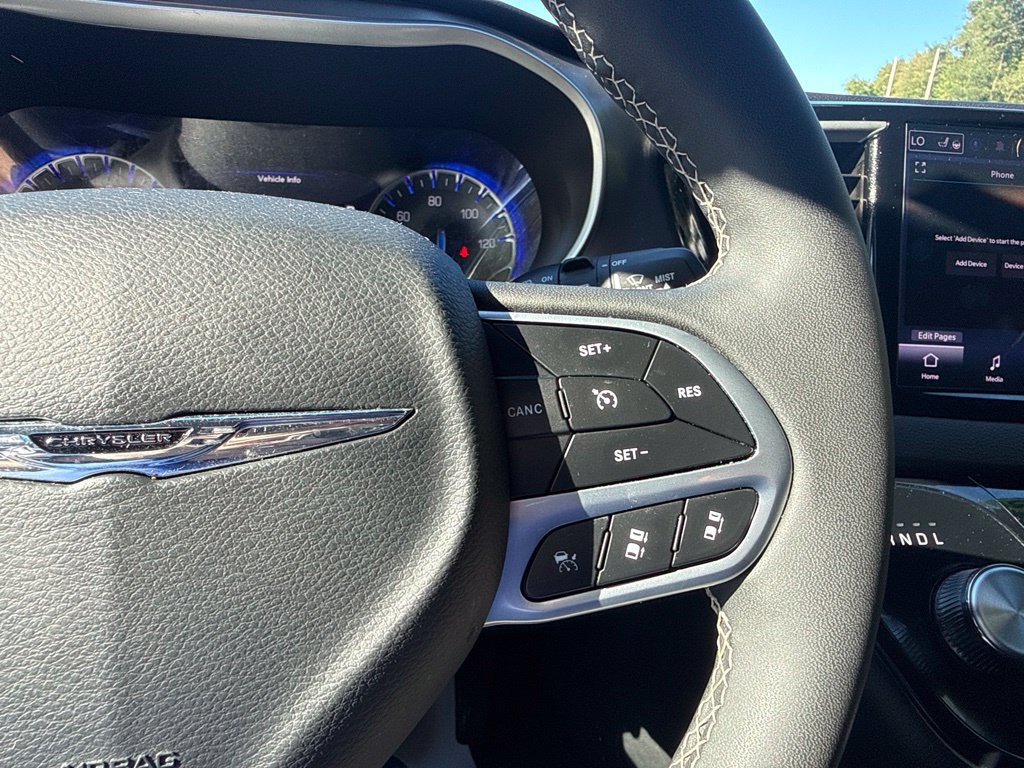 Used 2025 Chrysler Pacifica Select FWD image 16