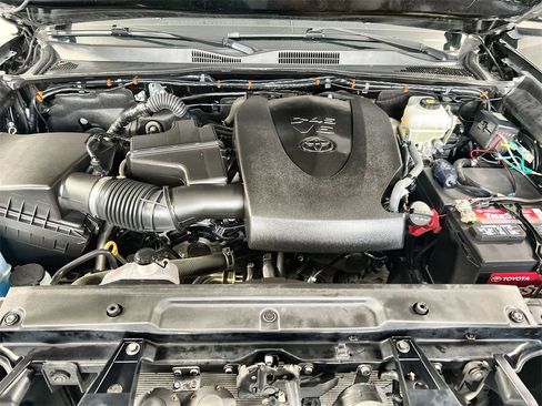 Used 2021 Toyota Tacoma TRD Off-Road image 18