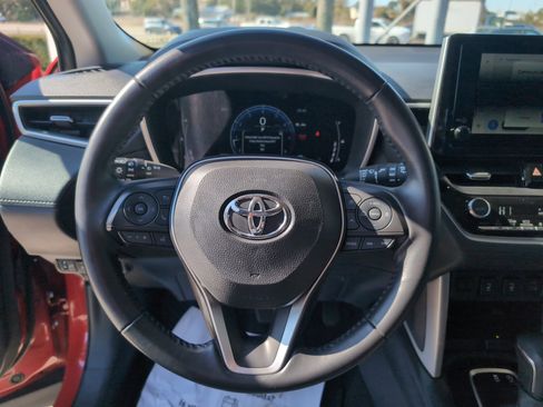 Certified 2024 Toyota Corolla Cross XLE image 18