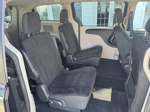 Used 2019 Dodge Grand Caravan SE FWD image 37