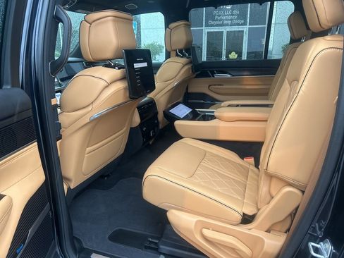 Used 2025 Jeep Grand Wagoneer Series III w/ Rear Seat Video Group 1 AWD/4WD image 12