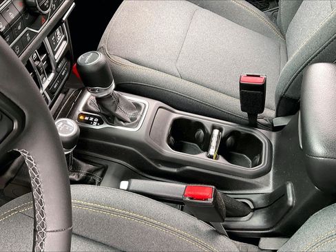 Certified 2025 Jeep Gladiator Sport AWD/4WD image 14