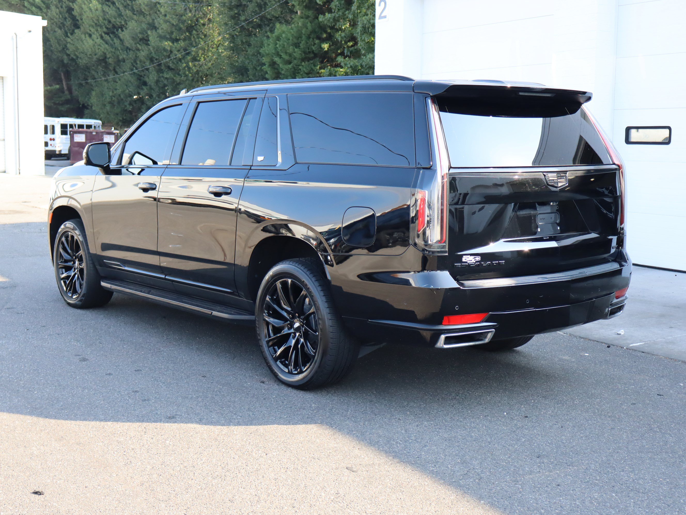 Used 2024 Cadillac Escalade ESV Premium Luxury AWD/4WD image 8