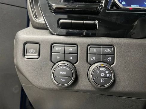 Used 2022 Chevrolet Silverado 1500 ZR2 w/ Technology Package image 32