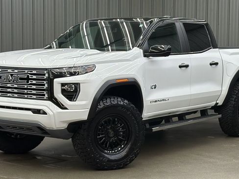 Used 2025 GMC Canyon Denali AWD/4WD image 1