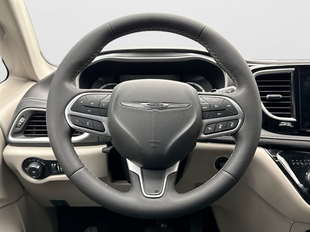 Used 2024 Chrysler Pacifica Limited FWD image 12