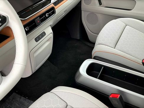 New 2025 Volkswagen ID. Buzz 1st Edition image 7