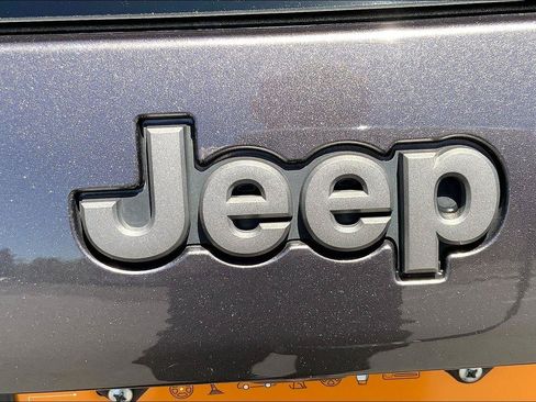 Used 2021 Jeep Cherokee Trailhawk w/ Comfort/Convenience Group AWD/4WD image 31