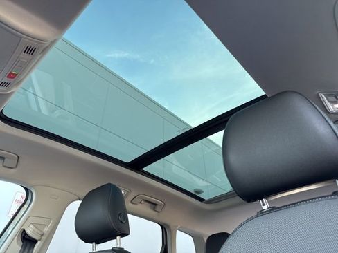 Certified 2025 Volkswagen Taos SE image 27