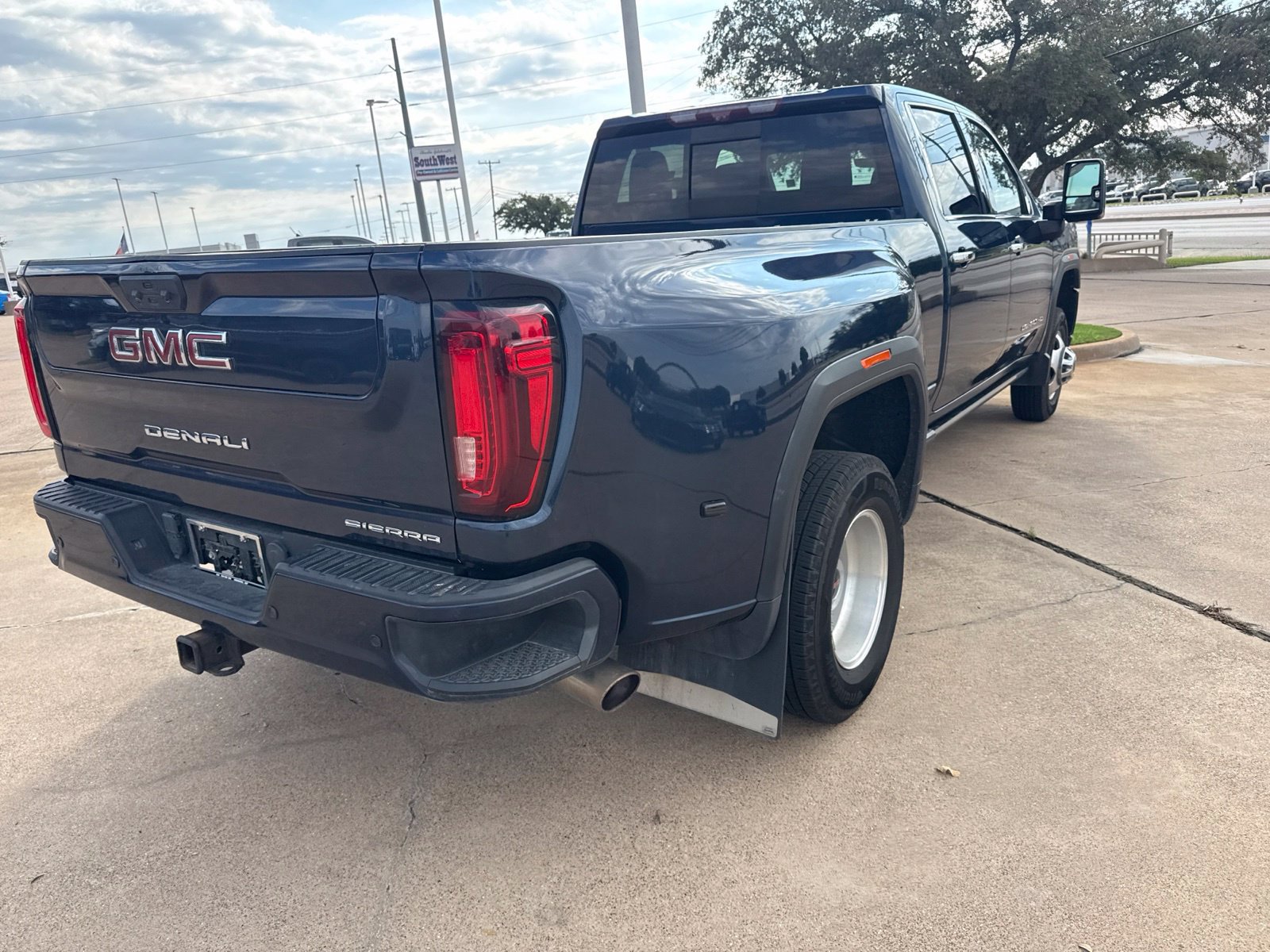 Used 2022 GMC Sierra 3500 Denali w/ Denali Ultimate Package AWD/4WD image 7
