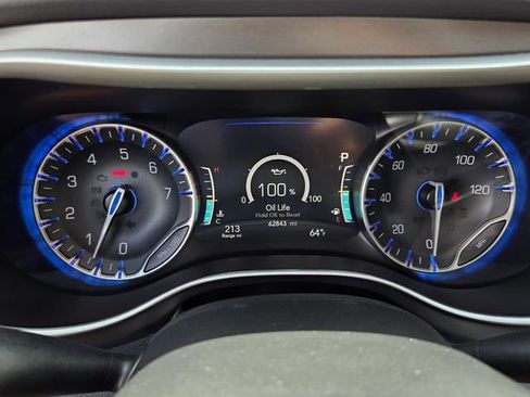 Used 2023 Chrysler Pacifica Touring-L FWD image 30