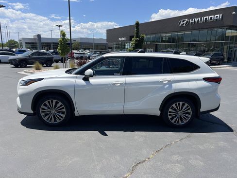 Used 2021 Toyota Highlander Platinum AWD/4WD image 12