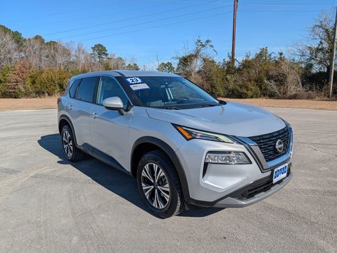 Used 2023 Nissan Rogue SV image 2