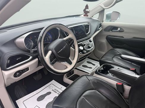 Used 2018 Chrysler Pacifica Limited FWD image 9