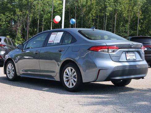 Used 2024 Toyota Corolla LE w/ LE Convenience Package FWD image 3