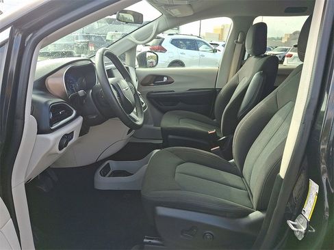 Used 2022 Chrysler Voyager LX image 14
