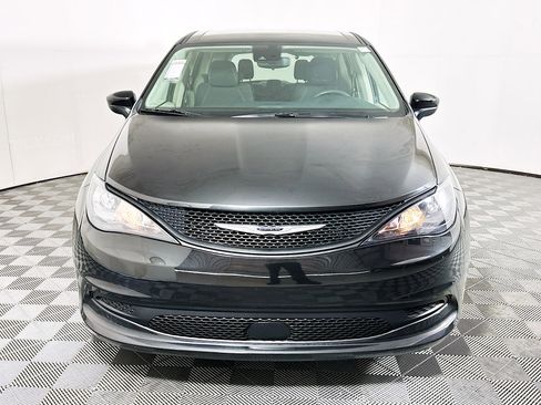 Used 2023 Chrysler Voyager LX image 8