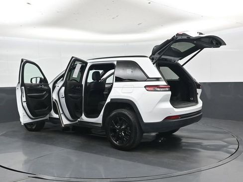 Used 2025 Jeep Grand Cherokee Altitude AWD/4WD image 49