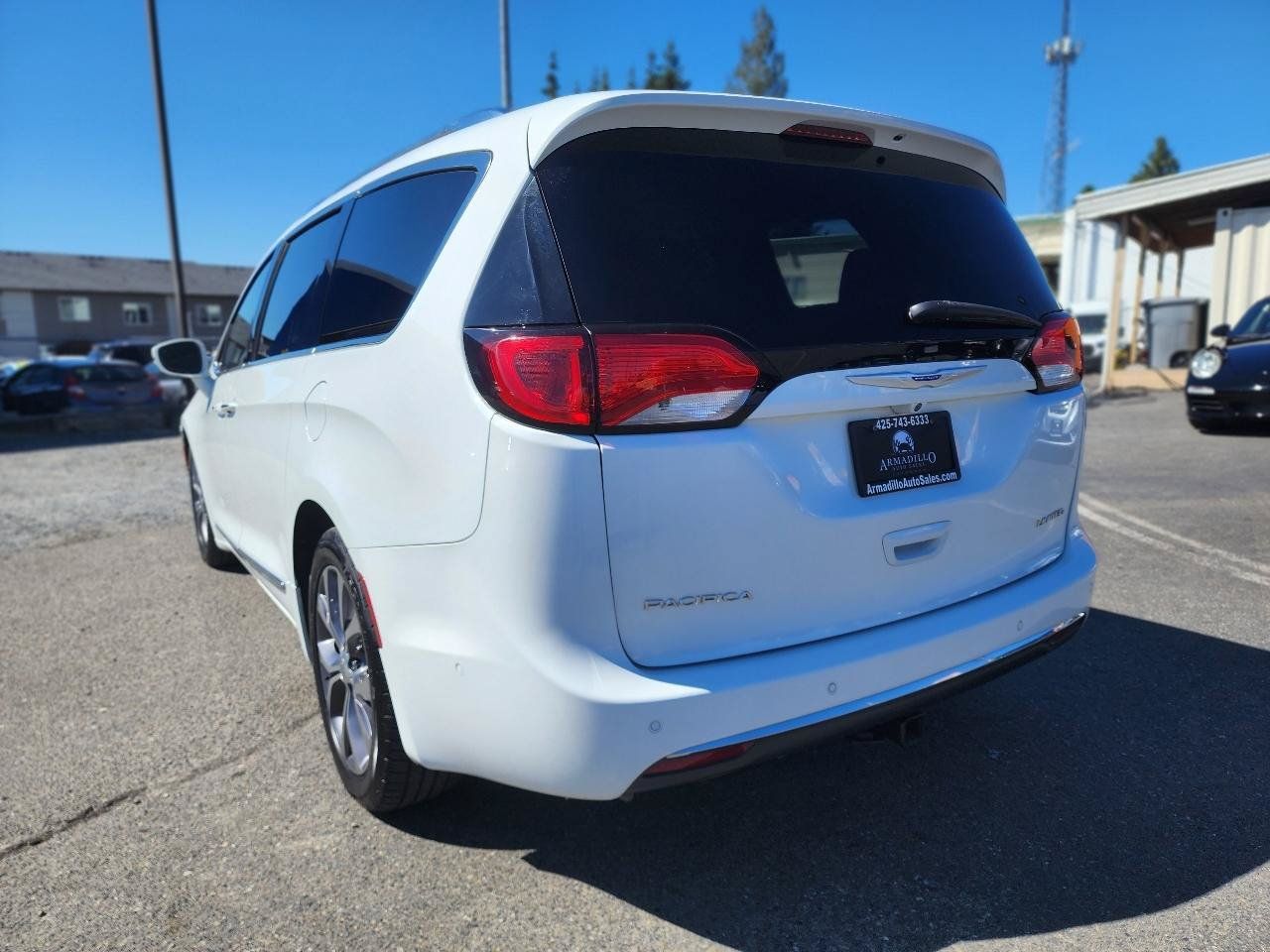 Used 2018 Chrysler Pacifica Limited w/ Advanced Safetytec Group FWD image 8
